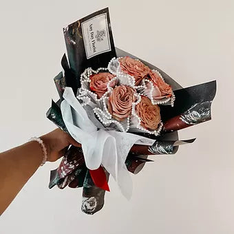 Any Day FloristCappucino.. Tea... or Me?
The best alternative of the classic red roses! *Cappuccino Bouquet | 5 Stalk Roses
