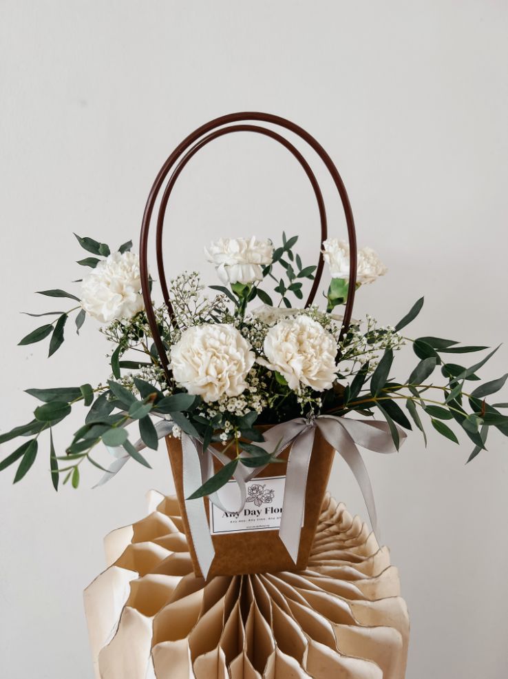 Any Day FloristWhite carnations symbolizes purity and strength who has a motherly figure this bloom bag would be the right choice!
*Do note that fresh flowers, fillers &amp; foliagWhite Carnation | Bloom Bag